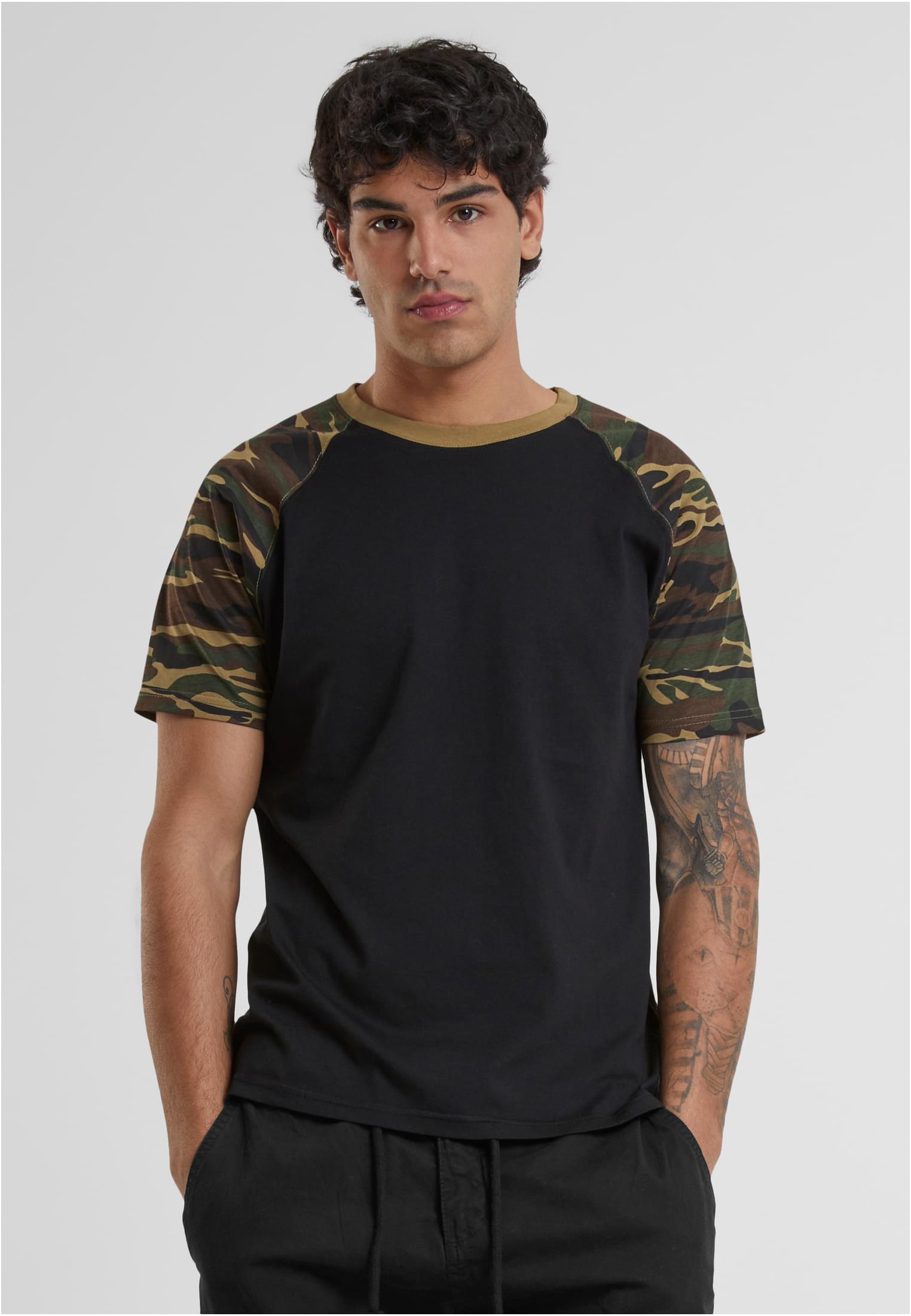 Raglan Contrast Tee | blk/woodcamo