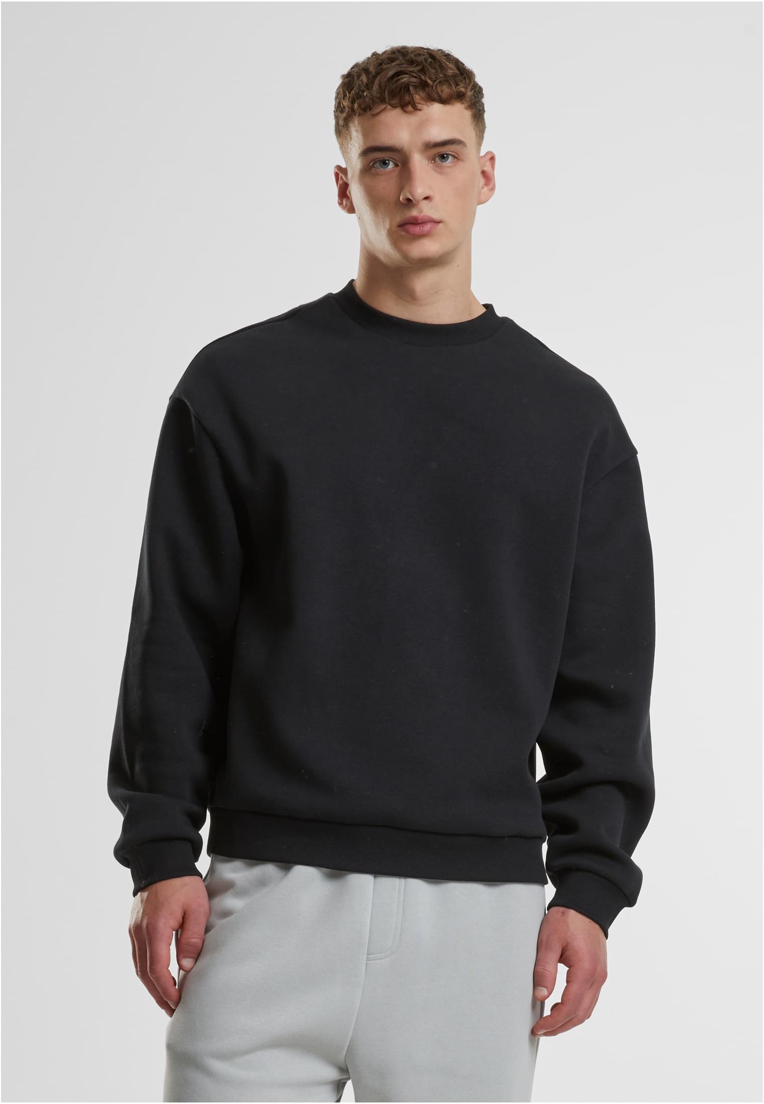 Fluffy Crewneck | black