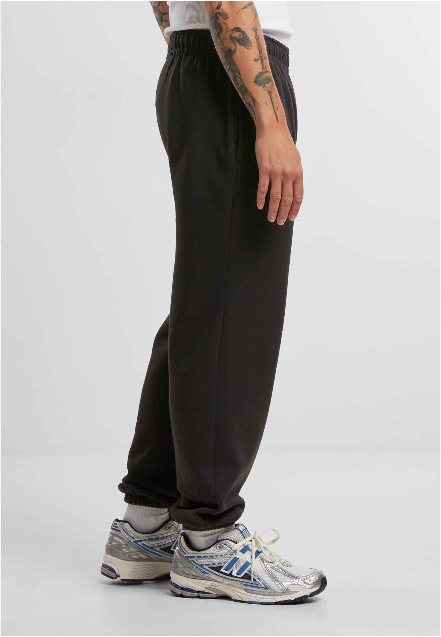 Basic Essential Sweatpants | black